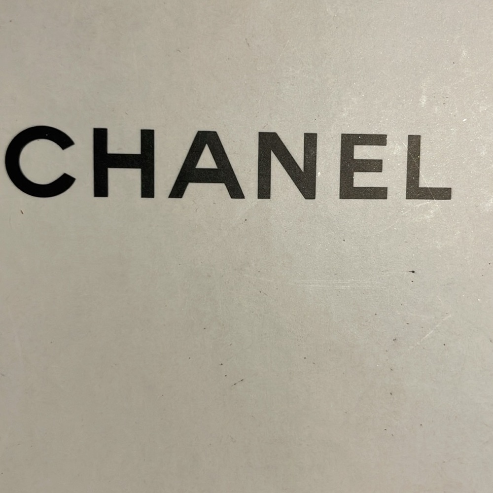 Chanel Box with Chanel Ribbon - Picture 2 of 12